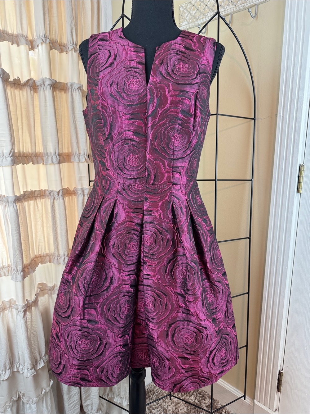 Luxe by Carmen Marc Valvo Magenta and Black Rose Cocktail Dress Size 6 EUC